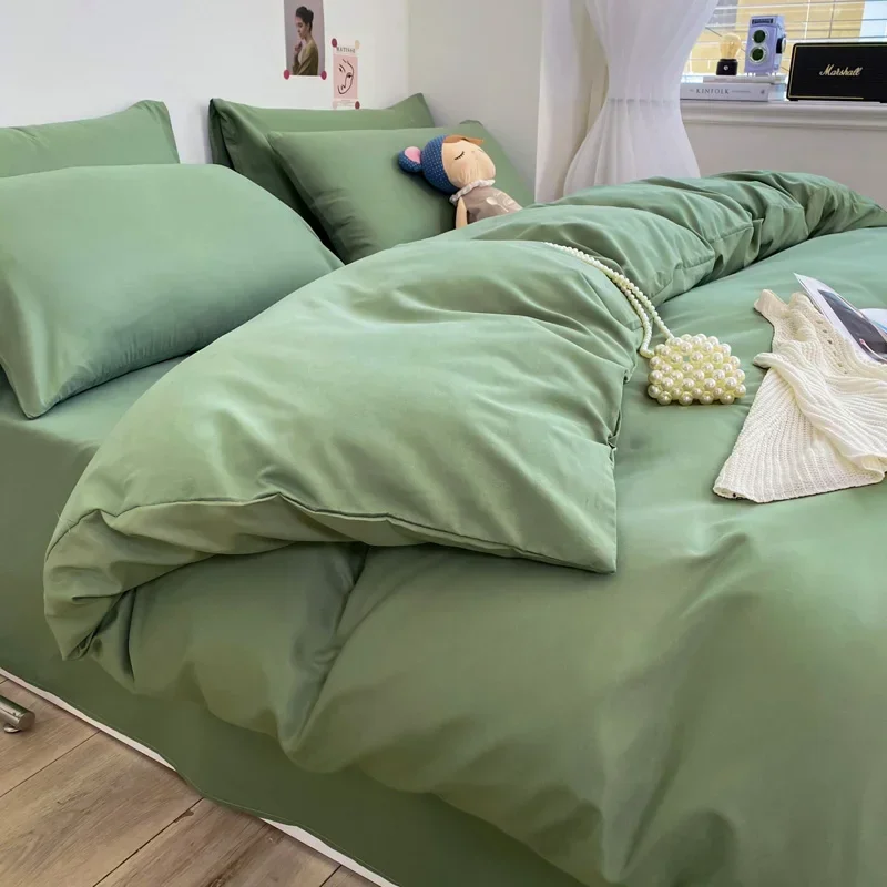 lit avec couette verte et peluche