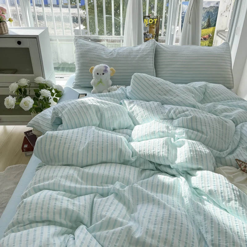 lit confortable avec couette rayée